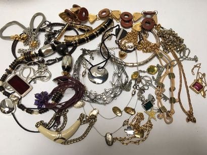 LOT DE BIJOUX FANTAISIE dont broches, colliers,...