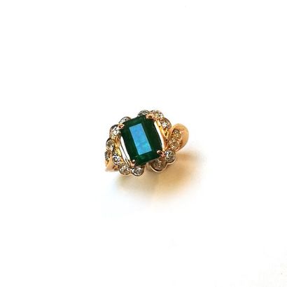 BAGUE en or jaune 18k (750/°°) centrée d'une...