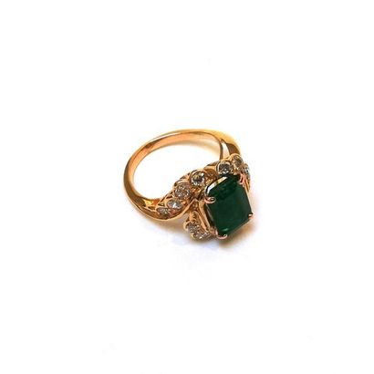 BAGUE en or jaune 18k (750/°°) centrée d'une...