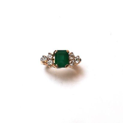 BAGUE en or jaune 18k (750/°°) centrée d'une...