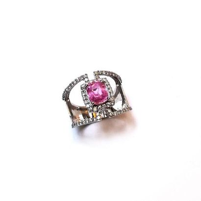 BAGUE en or gris 18k (750/°°) à monture ajourée...