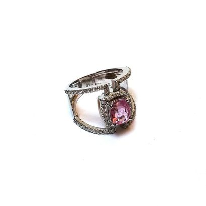 BAGUE en or gris 18k (750/°°) à monture ajourée...