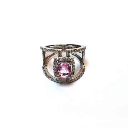 BAGUE en or gris 18k (750/°°) à monture ajourée...