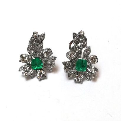 PAIRE DE BOUCLES d'oreilles en or gris 18k...
