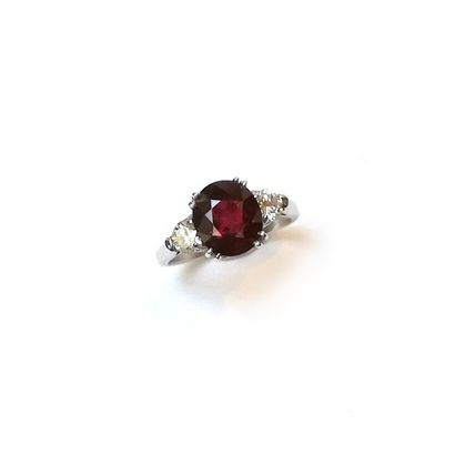 BAGUE en or gris 18k (750/°°) centrée d'un...