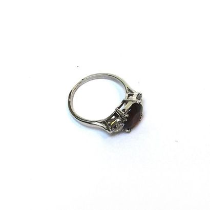 BAGUE en or gris 18k (750/°°) centrée d'un...