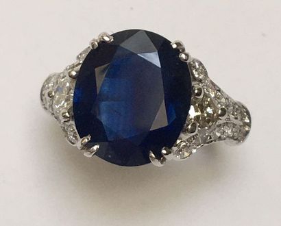 BAGUE en or gris 18k (750/°°) sertie d'un...