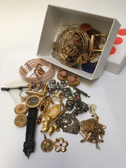 ENSEMBLE DE BIJOUX FANTAISIE comprenant:...