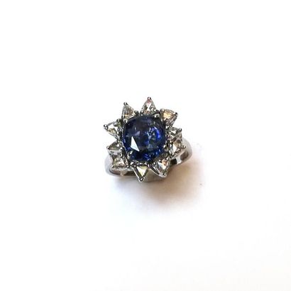 BAGUE fleur en or gris 18k (750/°°) centrée...