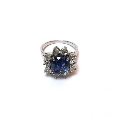 BAGUE fleur en or gris 18k (750/°°) centrée...