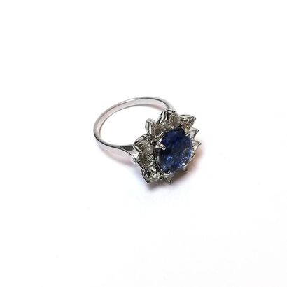 BAGUE fleur en or gris 18k (750/°°) centrée...