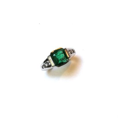 BAGUE en or jaune et gris 18k (750/°°) centrée...
