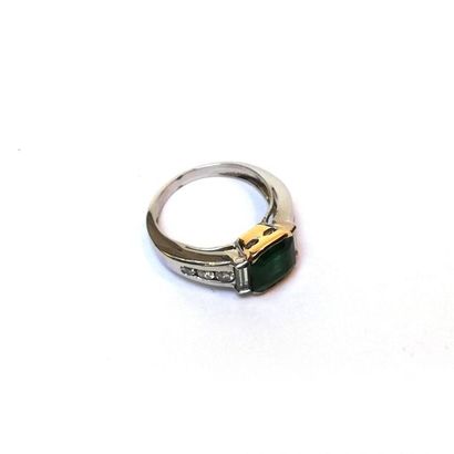 BAGUE en or jaune et gris 18k (750/°°) centrée...