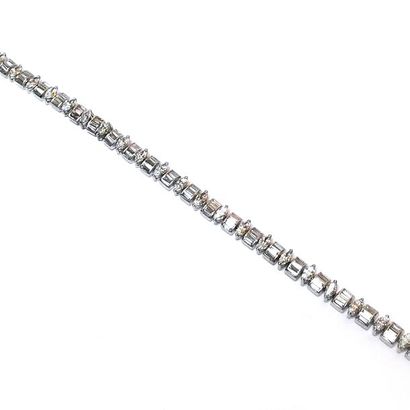 BRACELET en or gris 18k (750/°°) articulé...