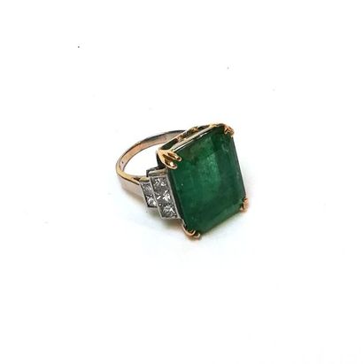 BAGUE en or gris et or jaune 18k (750/°°)...