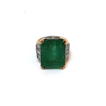 BAGUE en or gris et or jaune 18k (750/°°)...