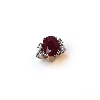 BAGUE en or gris 18k (750/°°), ornée d'un...