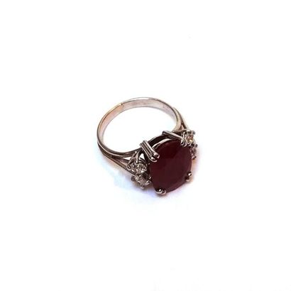 BAGUE en or gris 18k (750/°°), ornée d'un...
