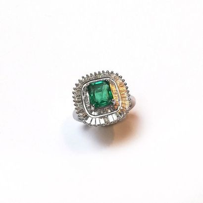 BAGUE en or blanc 18k (750/°°) centrée d'une...
