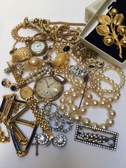 ENSEMBLE DE BIJOUX FANTAISIE comprenant:...
