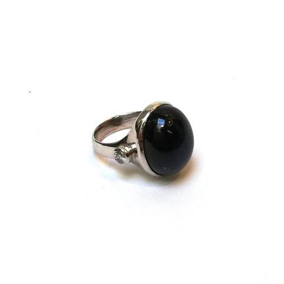 BAGUE en or gris 18k (750/°°) centrée d'un...