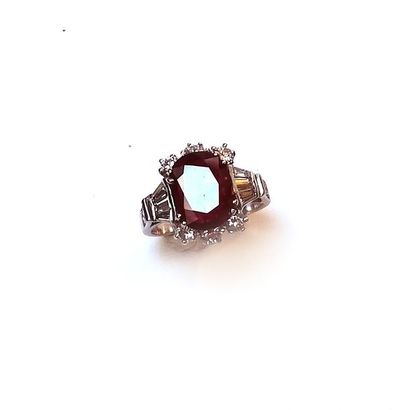 BAGUE en or gris 18k (750/°°) sertie d'un...