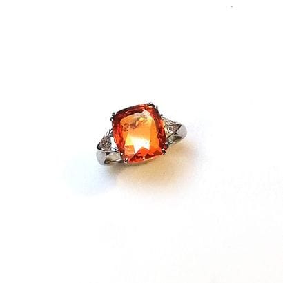BAGUE en or gris 18k (750/°°) centrée d'un...