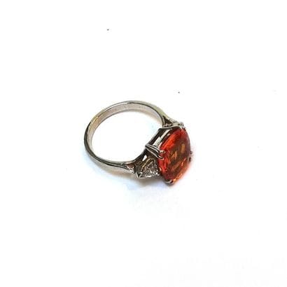 BAGUE en or gris 18k (750/°°) centrée d'un...