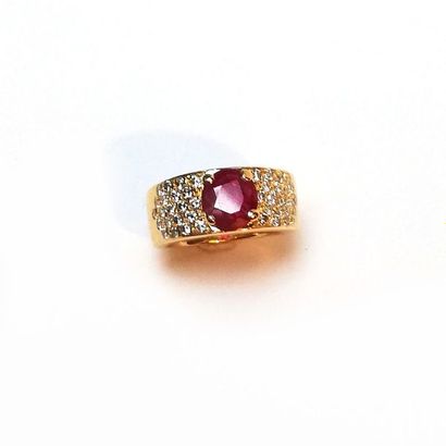 BAGUE BANDEAU en or jaune 18k (750/°°) centrée...