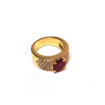 BAGUE BANDEAU en or jaune 18k (750/°°) centrée...