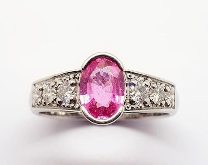 BAGUE en or blanc 750/°° ornée d'un saphir...