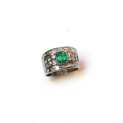 BAGUE BANDEAU en or gris 18k (750/°°) centrée...