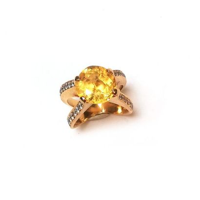 197 BIS. BAGUE moderniste en or jaune 18k...