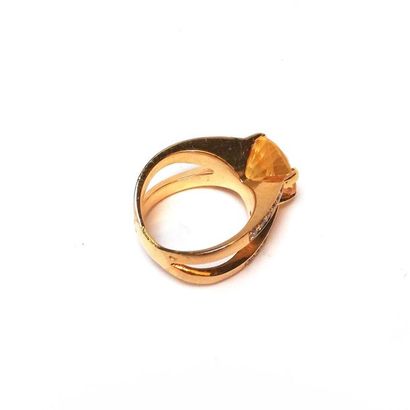 197 BIS. BAGUE moderniste en or jaune 18k...