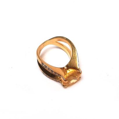 197 BIS. BAGUE moderniste en or jaune 18k...