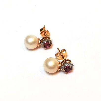 PAIRE DE BOUCLES d'oreilles en or jaune 18k...