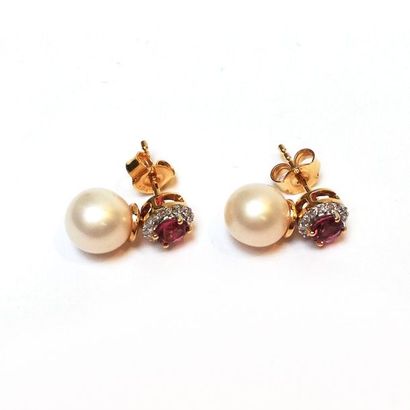 PAIRE DE BOUCLES d'oreilles en or jaune 18k...