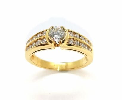 Bague en or jaune 18K (750/°°), ornée de...