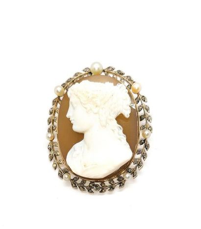 BROCHE CAMEE en or 18K (750/°°), époque XIXème,...