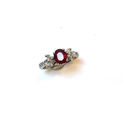BAGUE en or gris 18k (750/°°) centrée d'un...