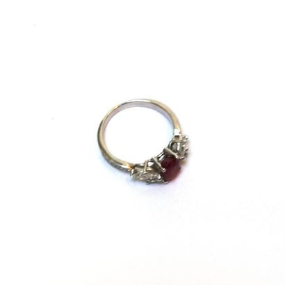 BAGUE en or gris 18k (750/°°) centrée d'un...