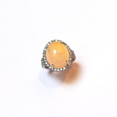 BAGUE en or blanc 18k (750/°°) centrée d'un...