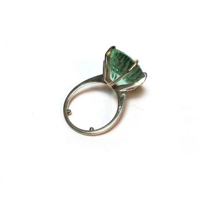205 BIS. BAGUE en or gris 18k (750/°°) sertie...