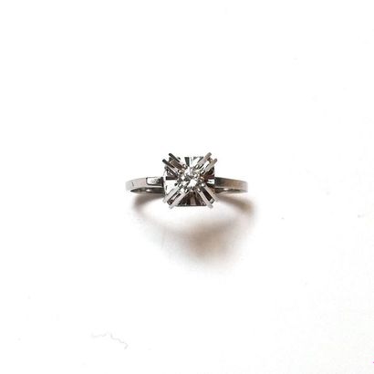 BAGUE solitaire en or gris 18k (750/°°),...