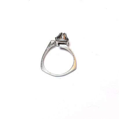BAGUE solitaire en or gris 18k (750/°°),...