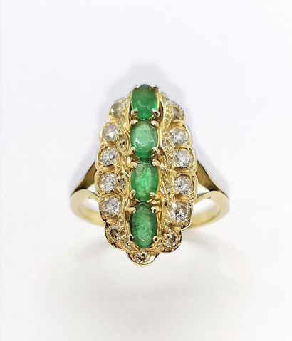 BAGUE marquise en or 18K (750/°°) ornée de...