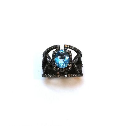 BAGUE en argent patiné 925/°° à monture ajourée...