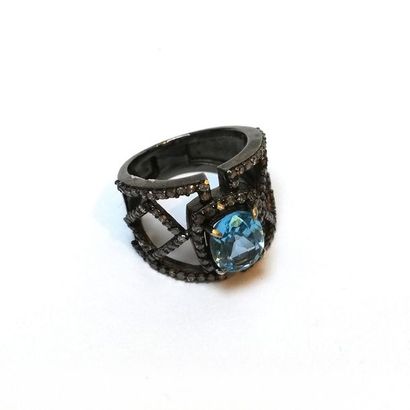 BAGUE en argent patiné 925/°° à monture ajourée...