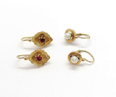 2 PAIRES de BOUCLES D'OREILLES DORMEUSES...