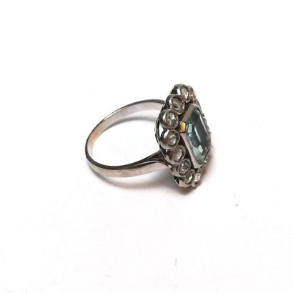 21 BIS. BAGUE ancienne en or gris 18k (750/°°)...